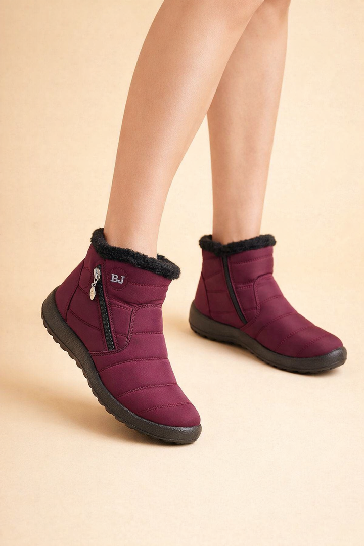 Women's cozy winter boots: waterproof, non-slip design provides warmth & protection for snowy conditions.