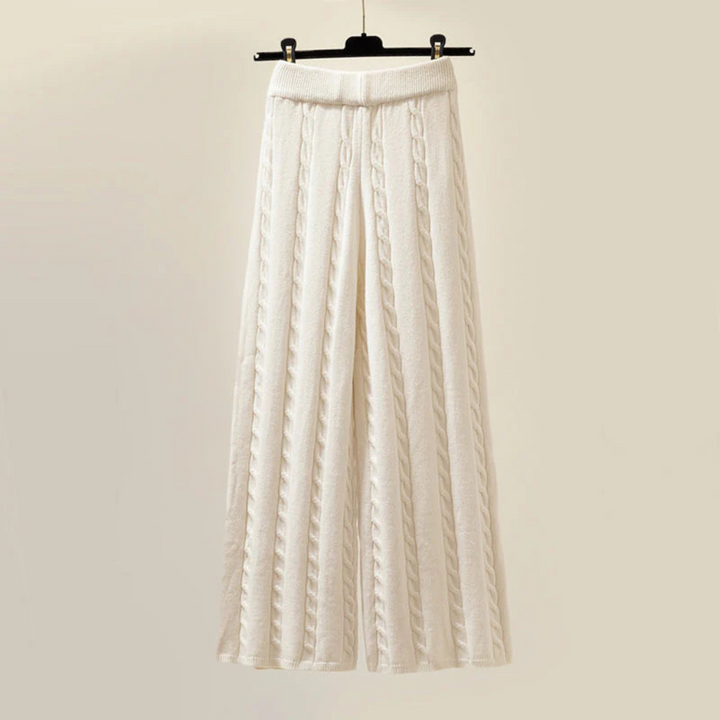 Women's cozy winter set, a comfortable and stylish two-piece perfect for cold weather outfits and warm fashion.
