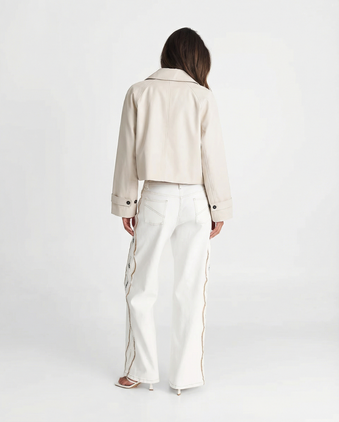 Stylish women's cropped short jacket, relaxed fit, ideal modern outerwear for spring and autumn seasons.