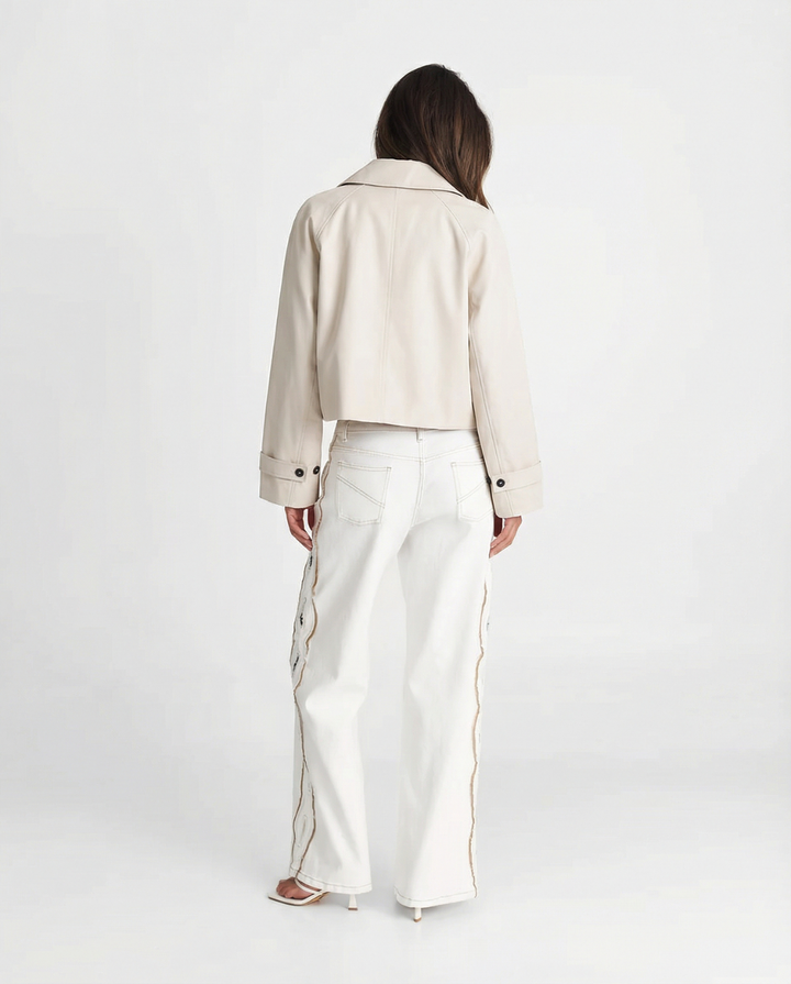 Stylish women's cropped short jacket, relaxed fit, ideal modern outerwear for spring and autumn seasons.