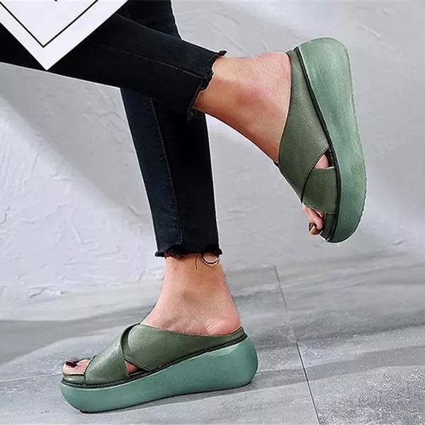 Elegant women's slip-on cross-strap flat sandals with cushioning for ultimate comfort & warm weather style.