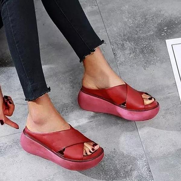 Women's flat cross-strap sandals. Cushioned for comfort, perfect casual summer slip-ons.