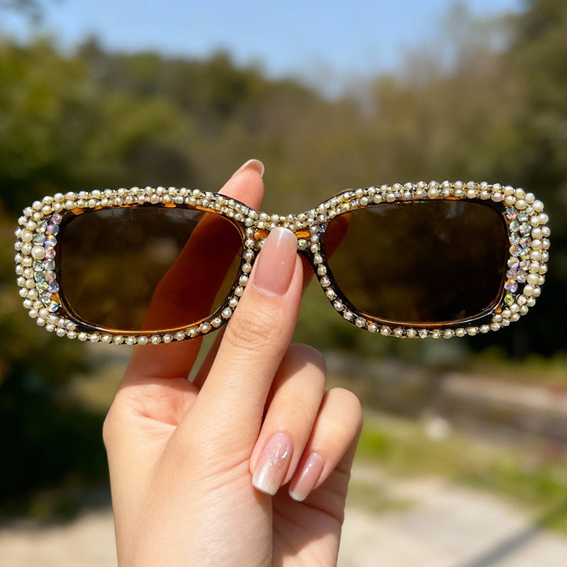 Glamour women's rhinestone oversized sunglasses, an elegant design for a dazzling, high-fashion statement.