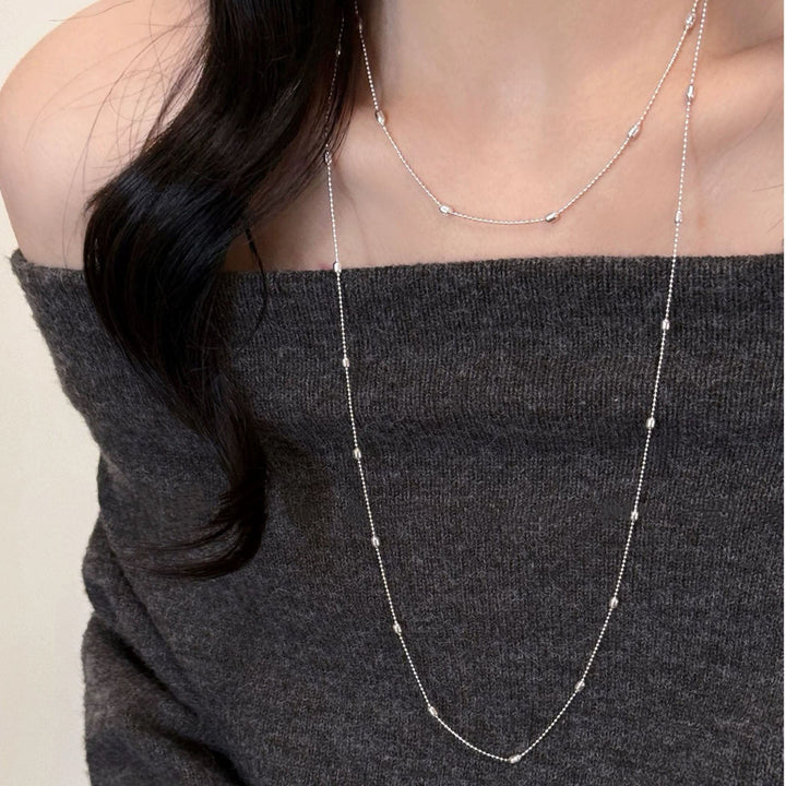 Versatile women's layered chain necklace, available in silver or gold, a delicate and elegant fashion accessory.