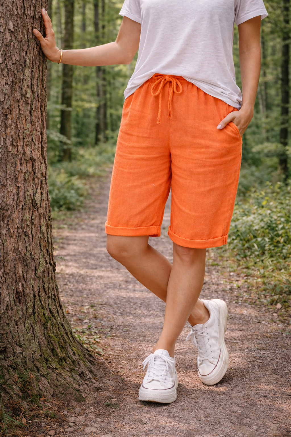 Casual women's knee-length shorts with drawstring waist & side pockets. Perfect for warm weather comfort.