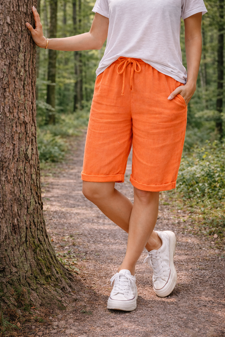 Casual women's knee-length shorts with drawstring waist & side pockets. Perfect for warm weather comfort.
