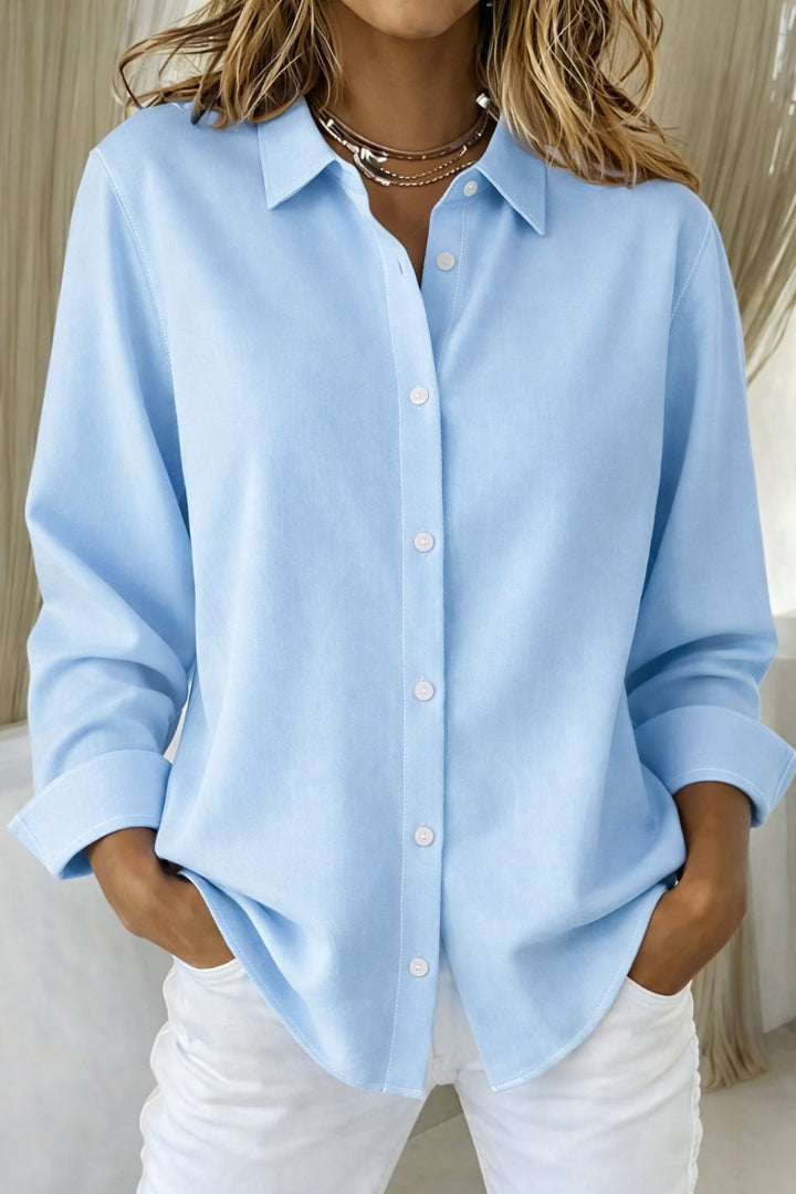 Comfortable women's relaxed-fit collared shirt, a modern long-sleeve button-down blouse for everyday chic.