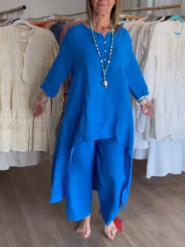Women's elegant two-piece suit featuring a relaxed fit blazer and trousers. Ideal for spring/summer.