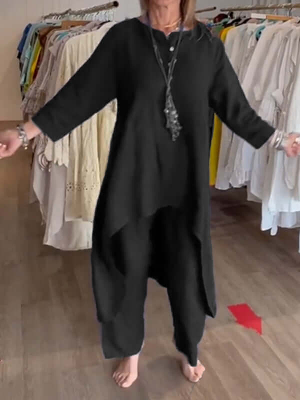 Comfortable women's two-piece suit with blazer & trousers. Versatile for spring/summer style.