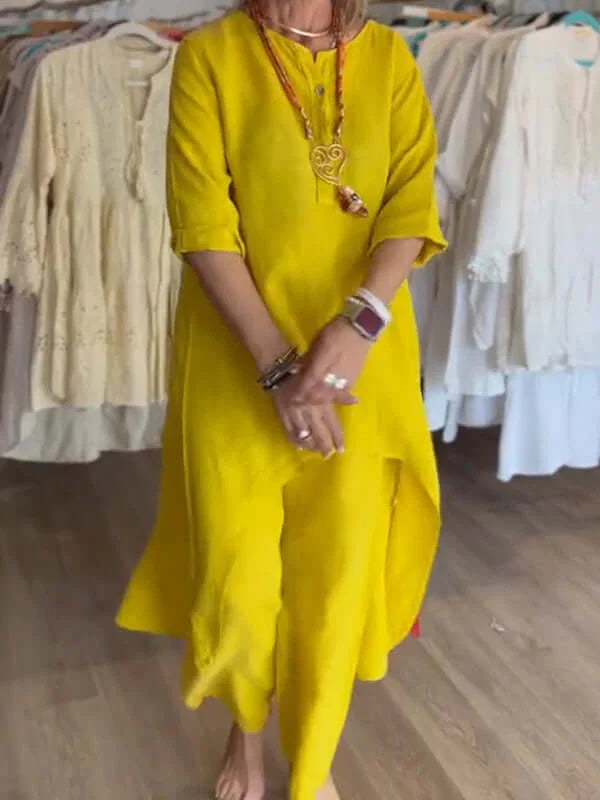 New women's two-piece suit. Chic, relaxed fit, elegant for spring/summer casual outfits.