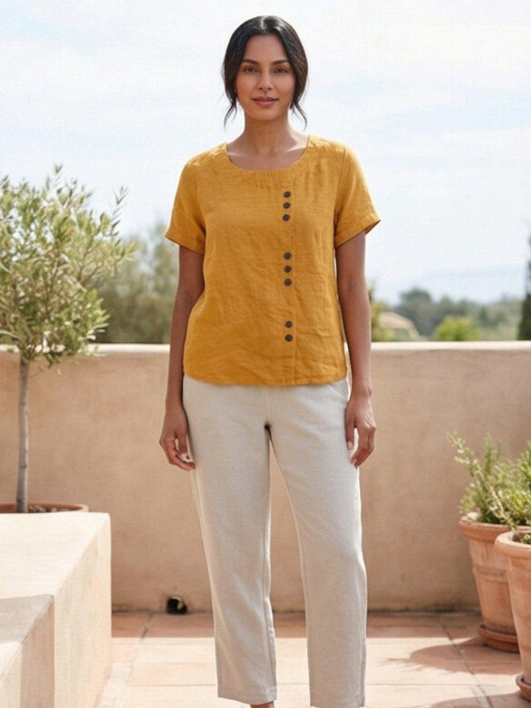 Casual women's short sleeve blouse, round neck and loose fit for summer.