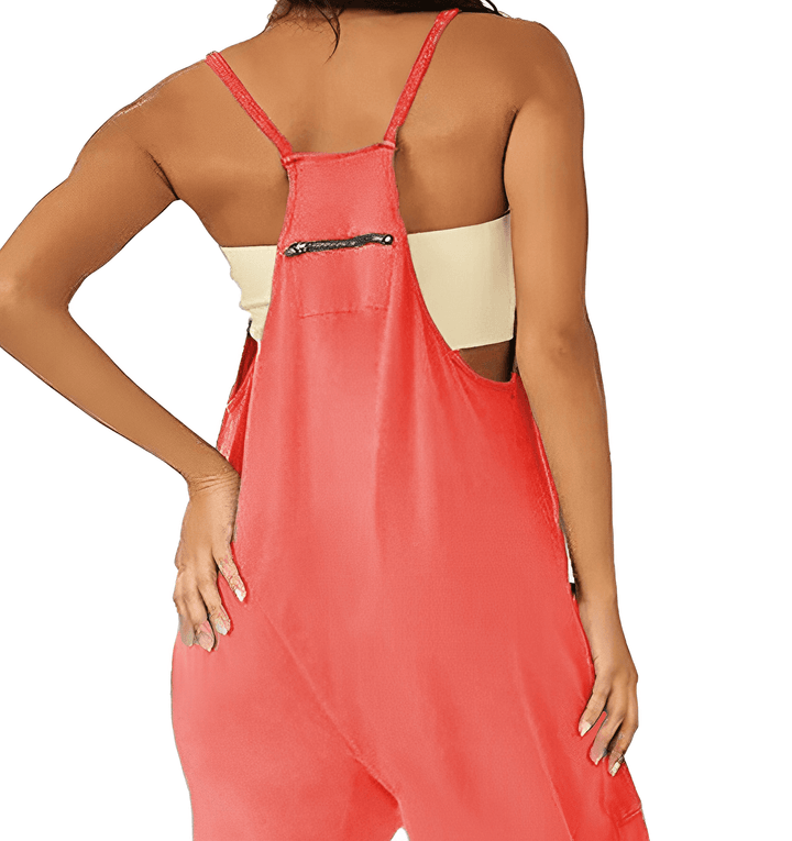 Elegant women's sleeveless jumpsuit, ideal for casual outings, featuring a relaxed fit and pockets.