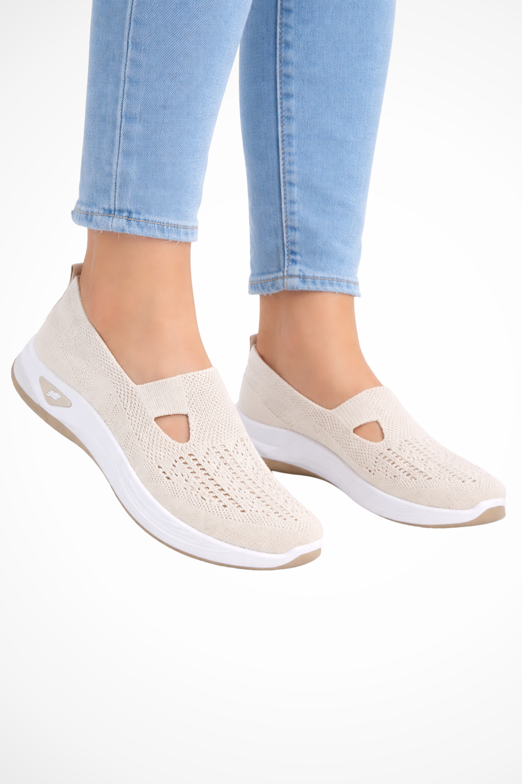 Side view of women's low-cut slip-on trainers with a cushioned sole, ideal for everyday wear.