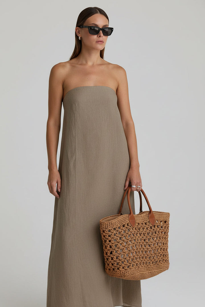 Elegant strapless maxi dress for women, loose fit, perfect for warm weather and vacations.