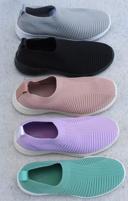 Stylish women's slip-on shoes, great for casual outings, easy to wear and super comfortable.