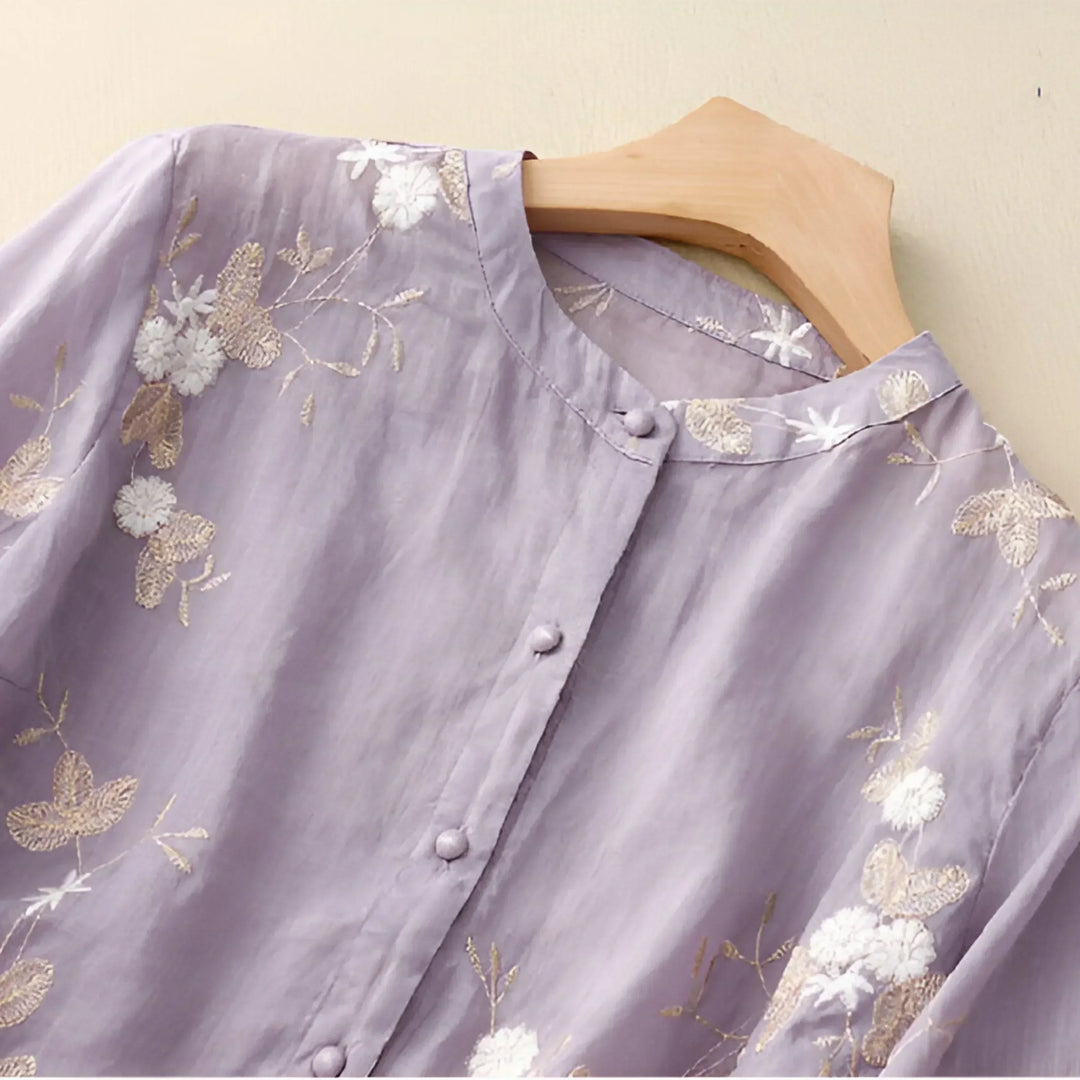 Beautiful floral embroidered women's top, ideal for elegant summer style and comfort.