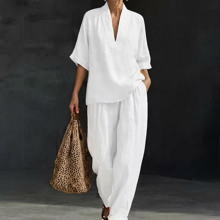 Breathable women's two-piece set with wide-leg trousers, a comfortable and casual option for summer fashion.