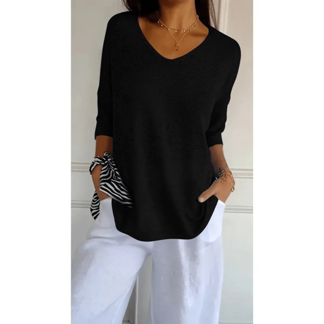 Comfortable women's blouse, V-neck and 3/4 sleeves, ideal for relaxed fit and versatile everyday style.