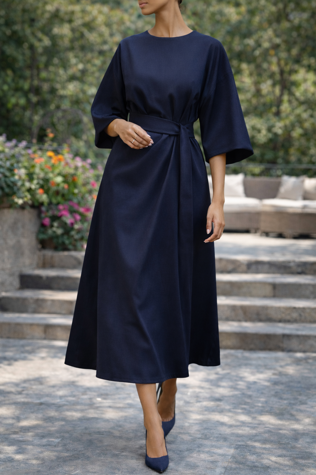 Versatile women's midi dress with a belt and wide sleeves, ideal for casual outings or sophisticated parties.