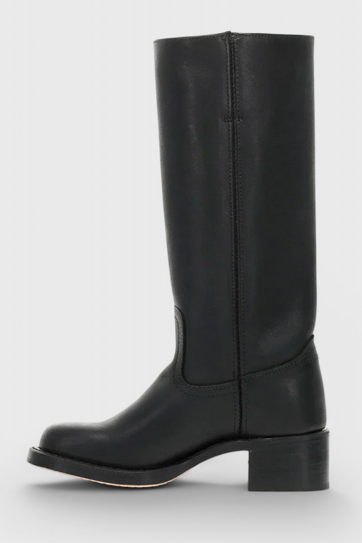 Women's sophisticated knee-high heeled boots in genuine leather, ideal for fall/winter style.