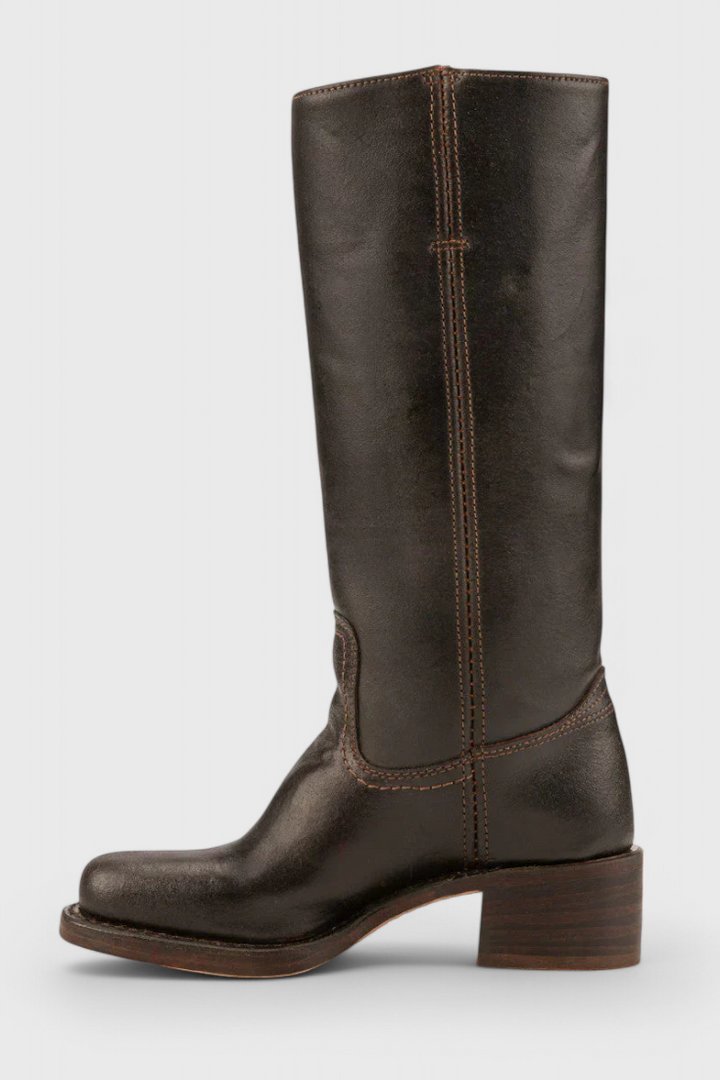 Women's comfortable knee-high boots with elegant heel, perfect for everyday elegant fashion.
