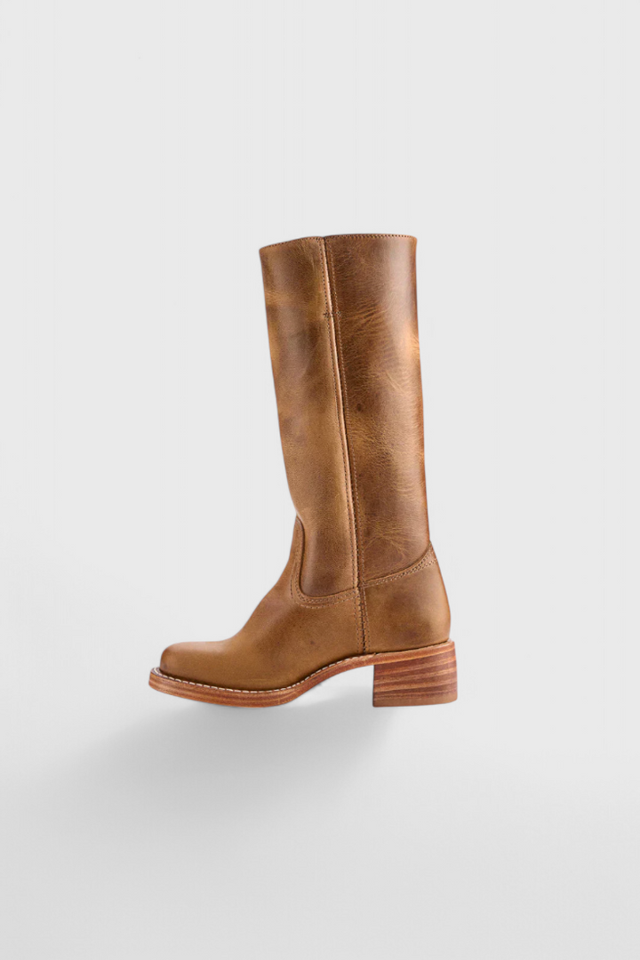 Ladies' sleek knee-high boots in quality leather, comfortable and stylishly heeled for elegance.