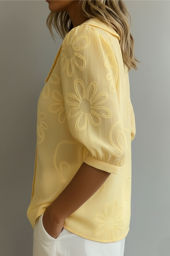 Feminine floral print blouse for women, relaxed fit, ideal for effortless spring/summer style.