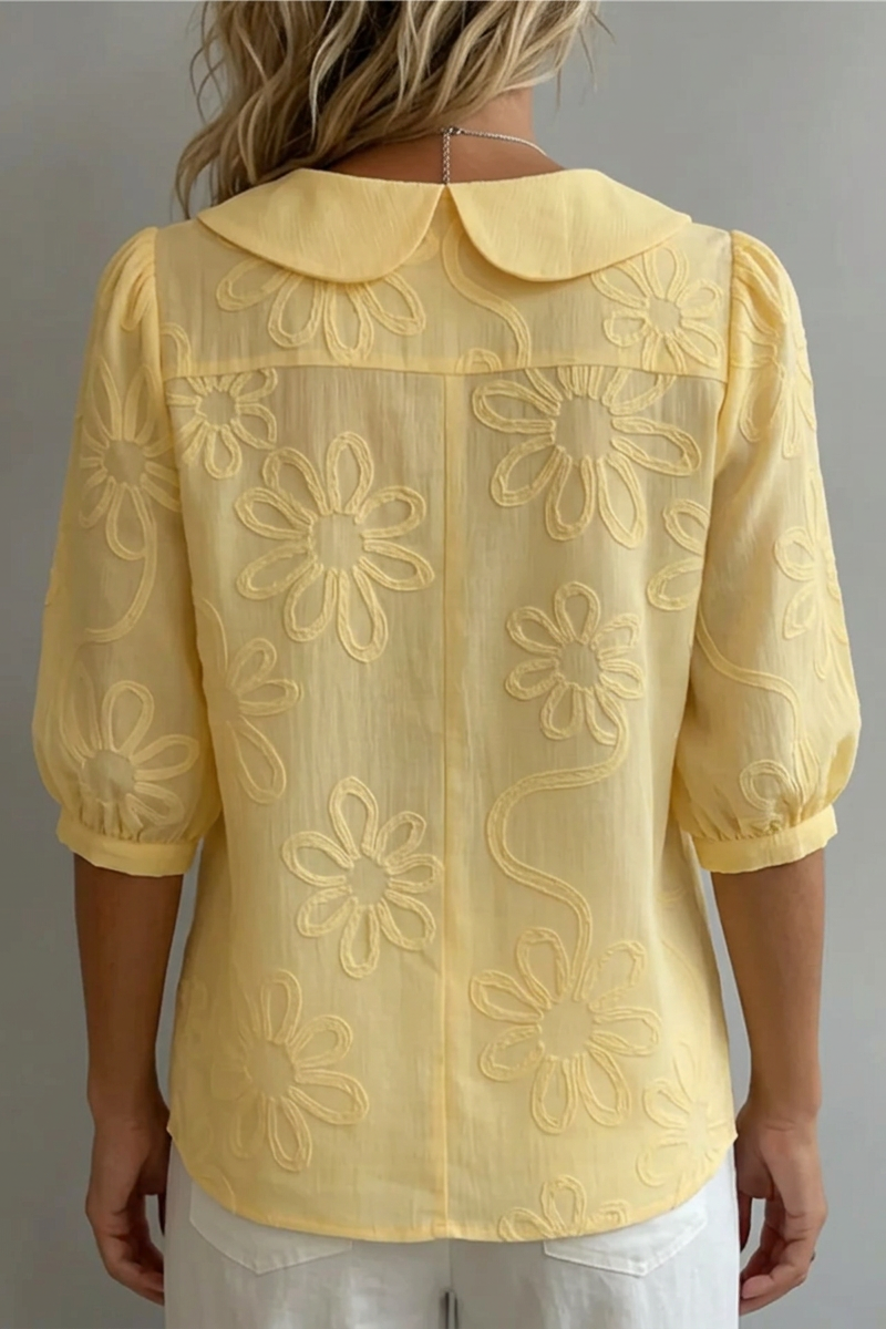 Elegant women's floral blouse, relaxed fit, great for casual spring and summer fashion.