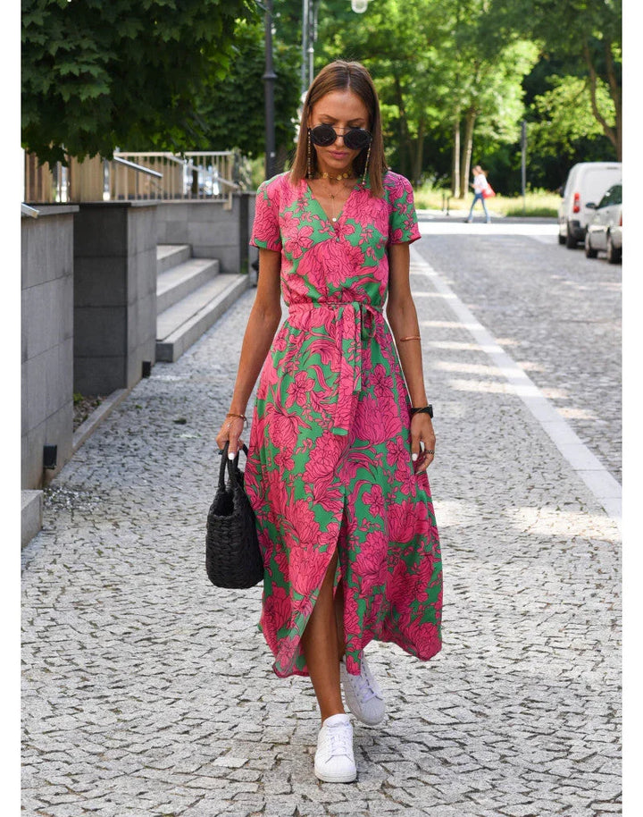 Comfortable short-sleeve floral maxi dress for women, with an elegant V-neck, suitable for summer parties or vacation.