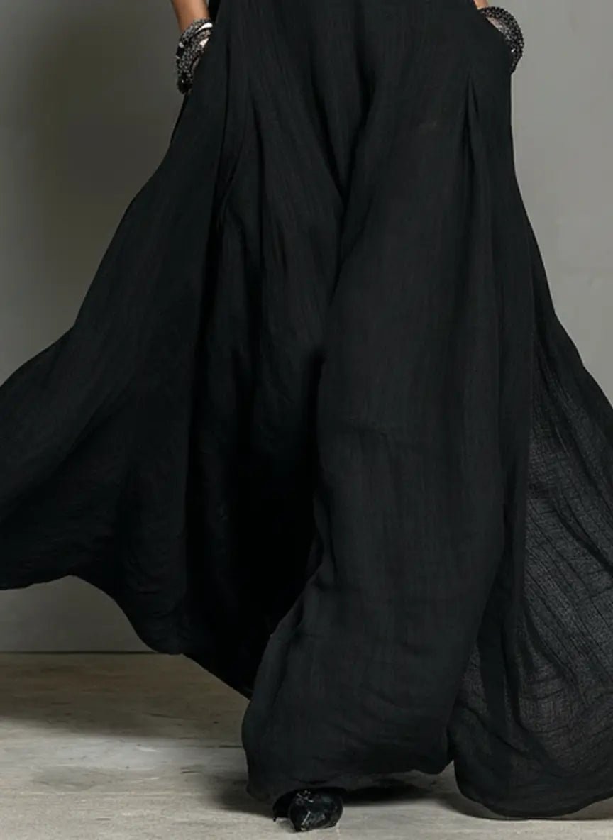 Elegant women's halterneck sleeveless maxi dress, a sophisticated long party dress with a beautiful flowy style.