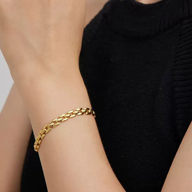 Modern gold link chain bracelet for women, a sleek and elegant piece of everyday jewelry.