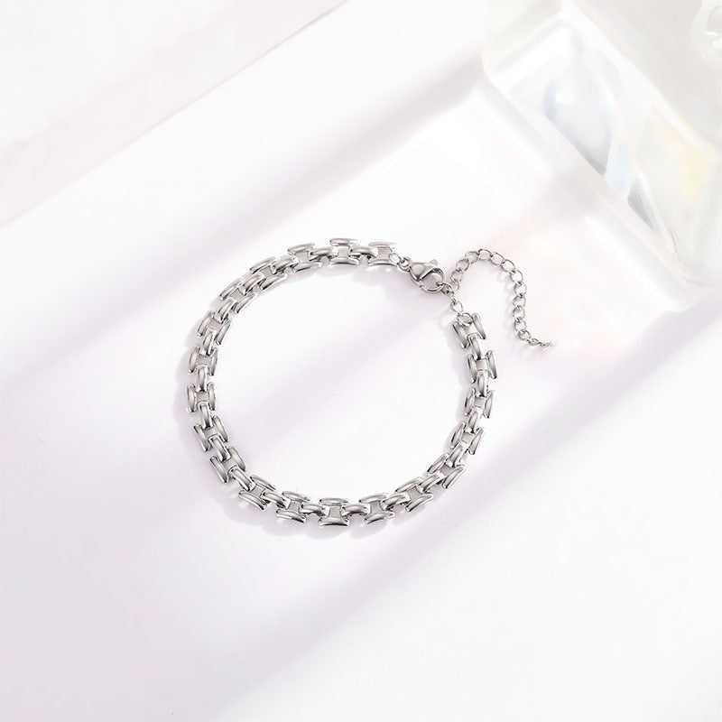 Everyday gold link chain bracelet for women, combining style and elegance effortlessly.