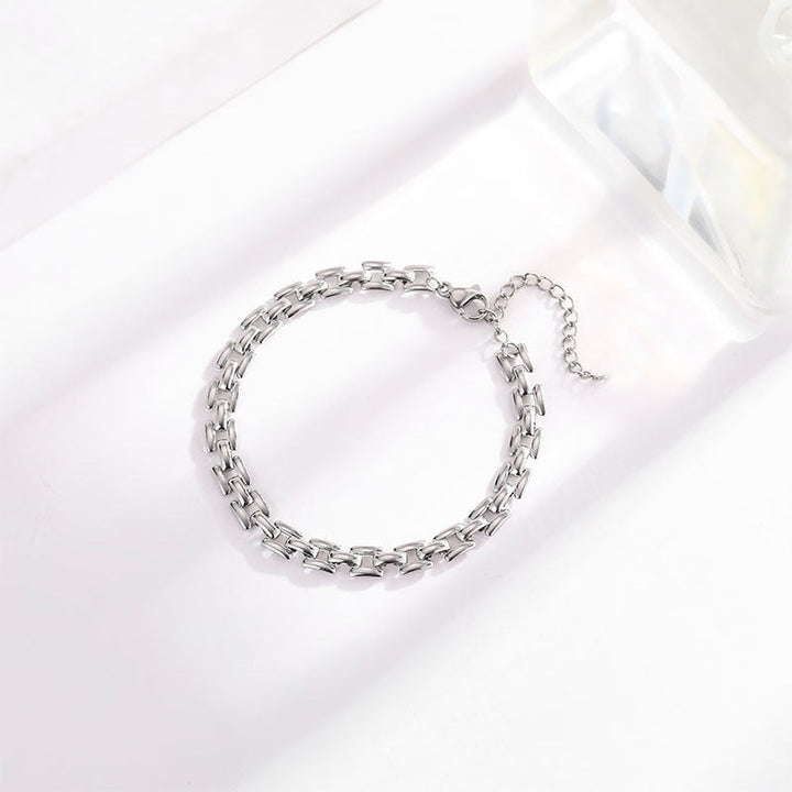 Everyday gold link chain bracelet for women, combining style and elegance effortlessly.