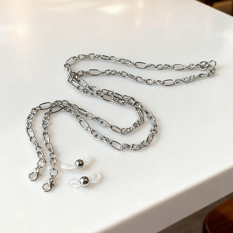 Accessory for women: an elegant and chic chain link statement necklace in metallic finish.