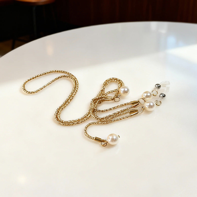 Stylish women's jewelry: an elegant gold-tone chain necklace, perfect for a contemporary look.