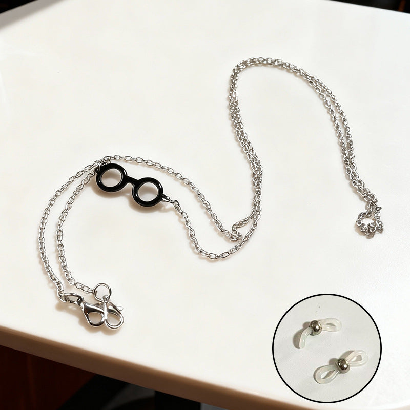 Bold women's chain link necklace, an elegant and modern accessory for fashion enthusiasts.