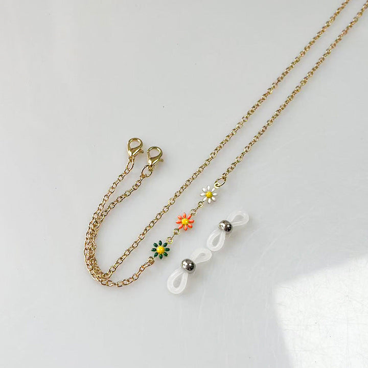 Fashionable women's statement chain necklace with bold links, ideal for an elegant look.