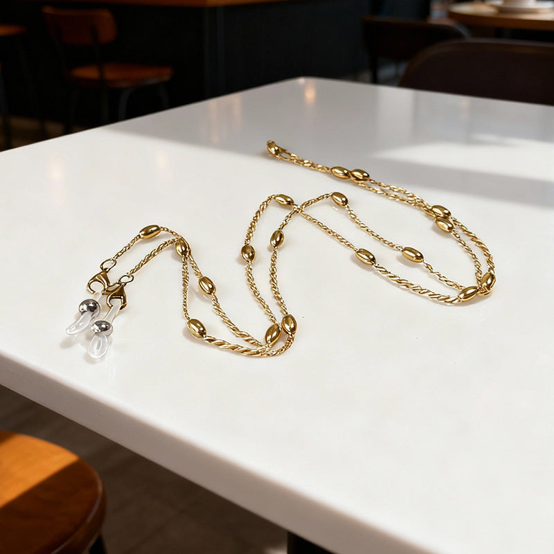 Versatile metallic chain necklace, a bold women's accessory for any fashion-forward outfit.