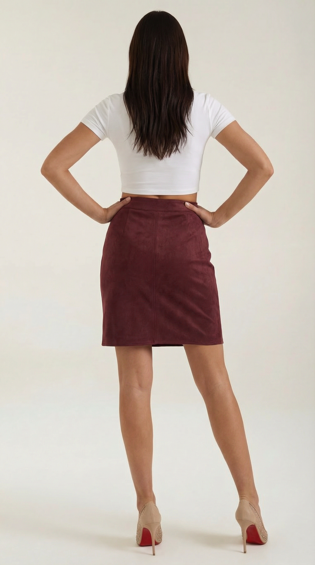 Sophisticated women's mini skirt, high-waisted and elegant, featuring a distinct button design.