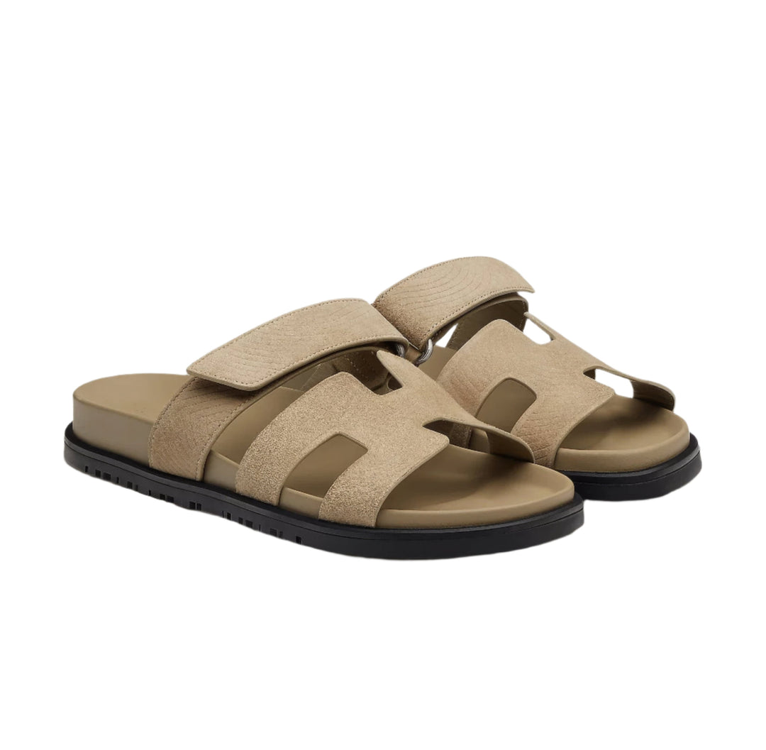 Comfortable women's strap sandals with a sleek design, ideal for versatile elegant wear.