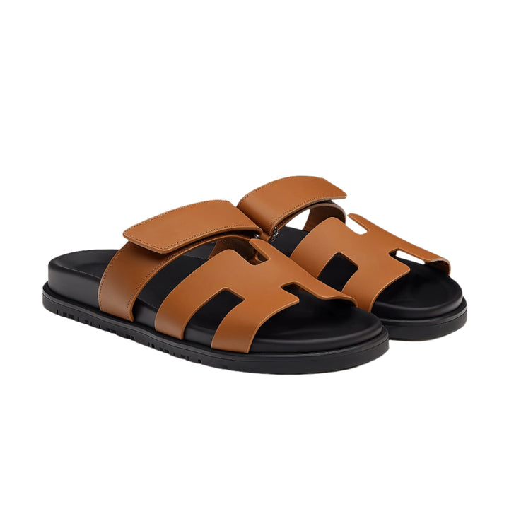 Elegant women's flat sandals with soft leather straps, designed for comfort and stylish wear.