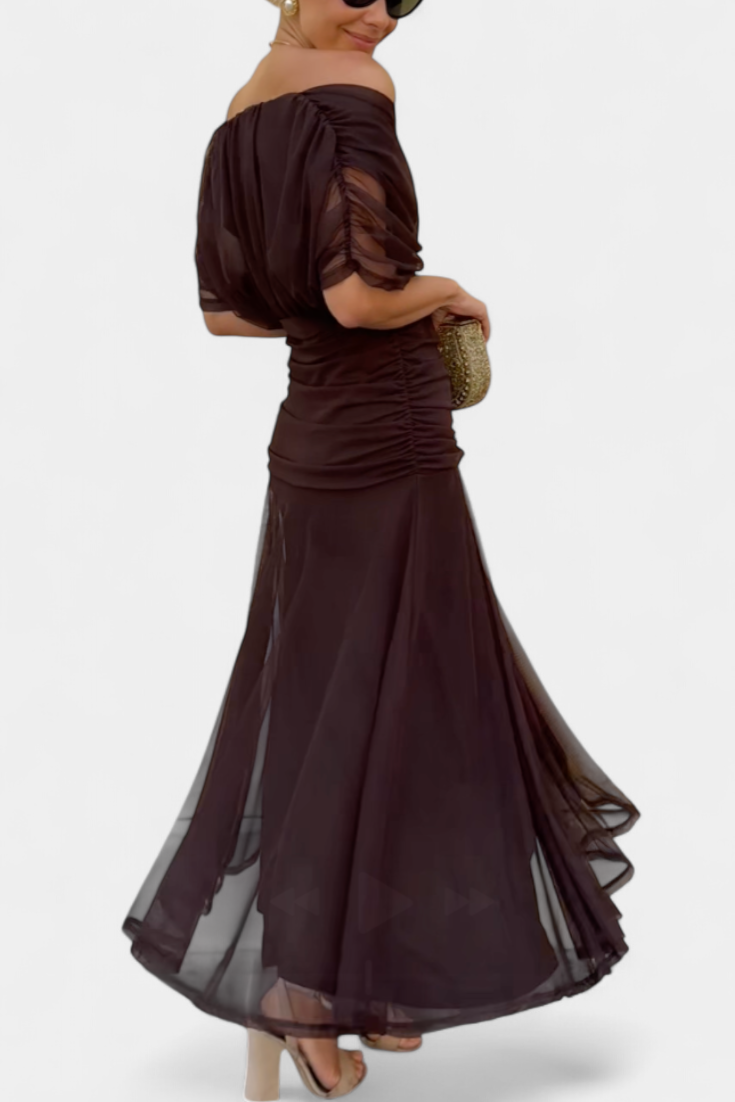 Sophisticated women's off-shoulder long dress, with a vibrant print, ideal for evening parties.