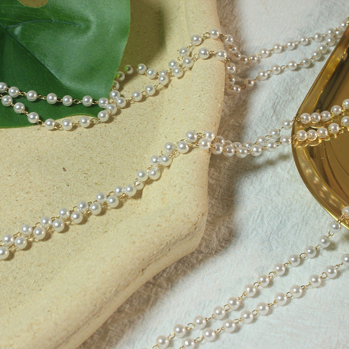Chic pearl glasses holder for women, keeps reading glasses secure.
