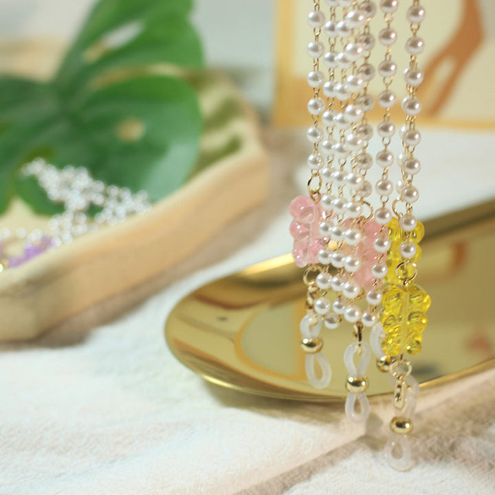 Fashionable pearl eyewear chain, elegant accessory for sunglasses.