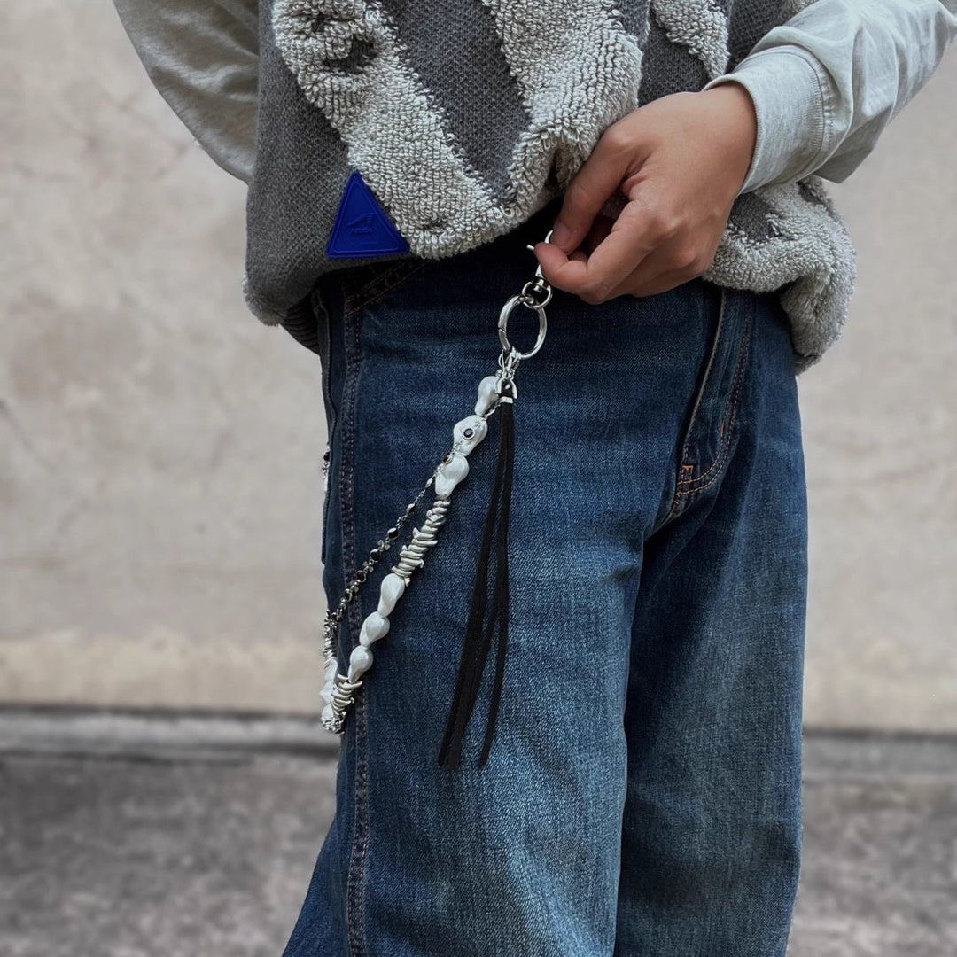 Adjustable women's pearl & metal chain belt, a versatile and elegant fashion accessory for dresses & skirts.