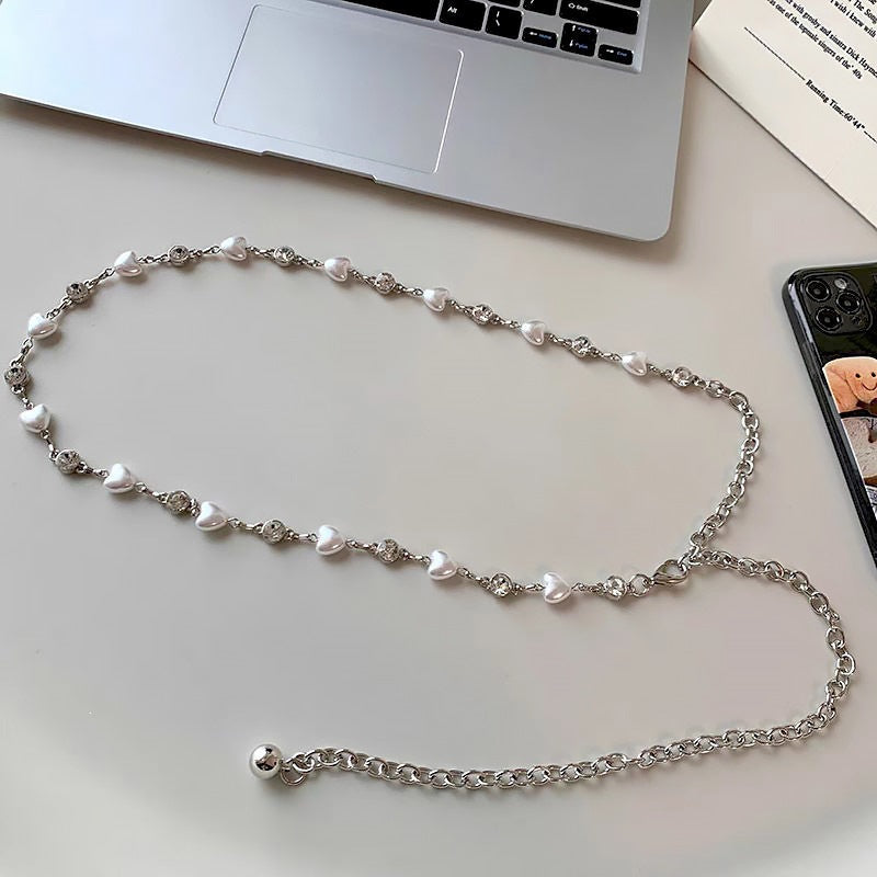 Beautiful women's pearl necklace with shimmering heart pendants, an elegant and timeless gift idea for her.