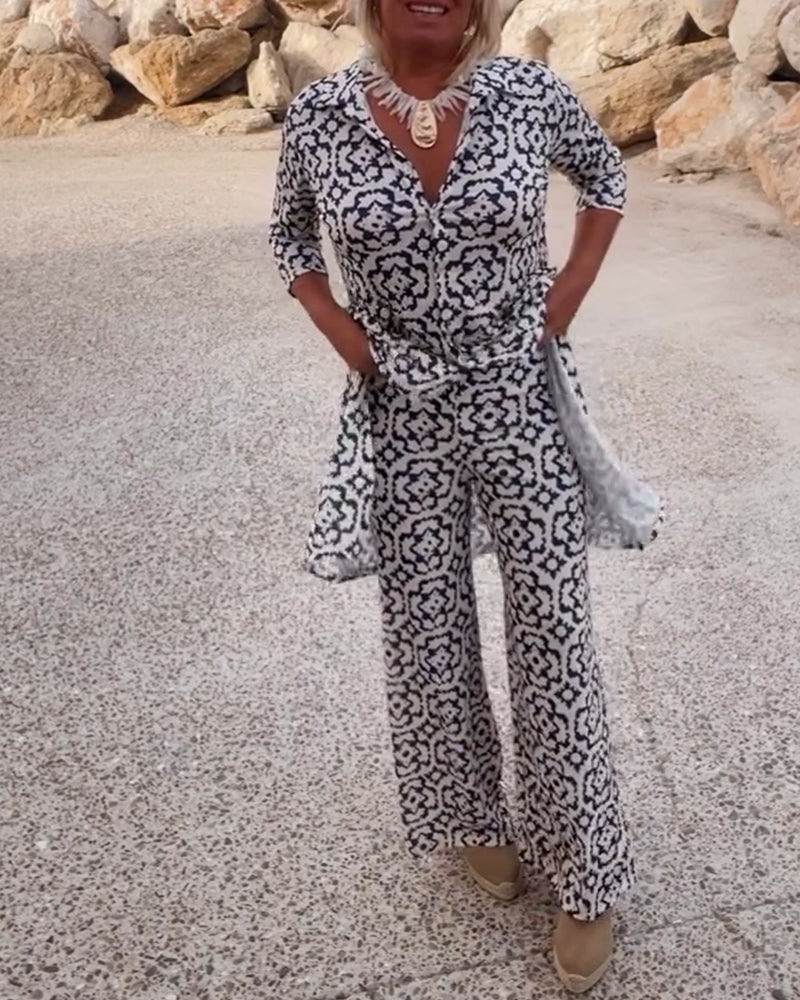 Casual women's two-piece set with a vibrant print, ideal for a chic summer outfit.