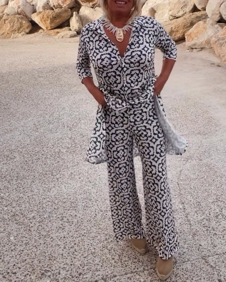 Casual women's two-piece set with a vibrant print, ideal for a chic summer outfit.