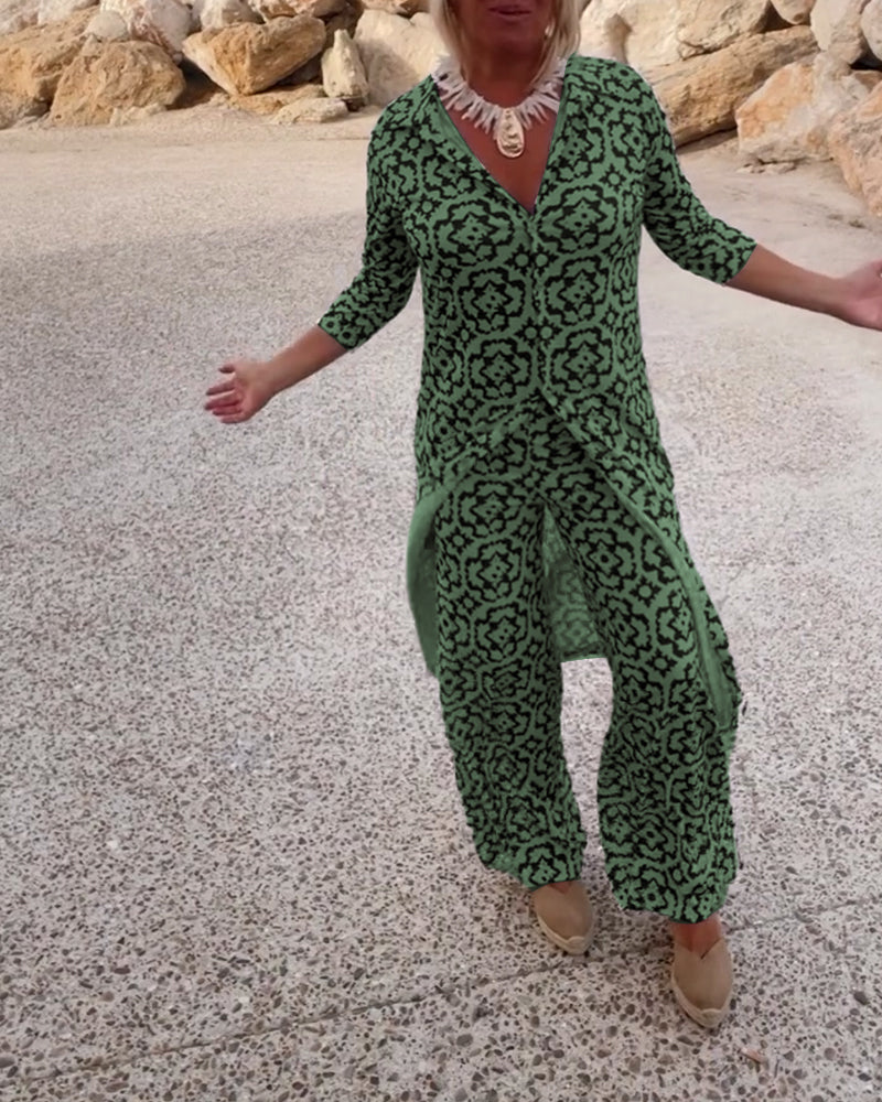 Chic women's printed two-piece outfit, perfect for a sophisticated yet casual look.