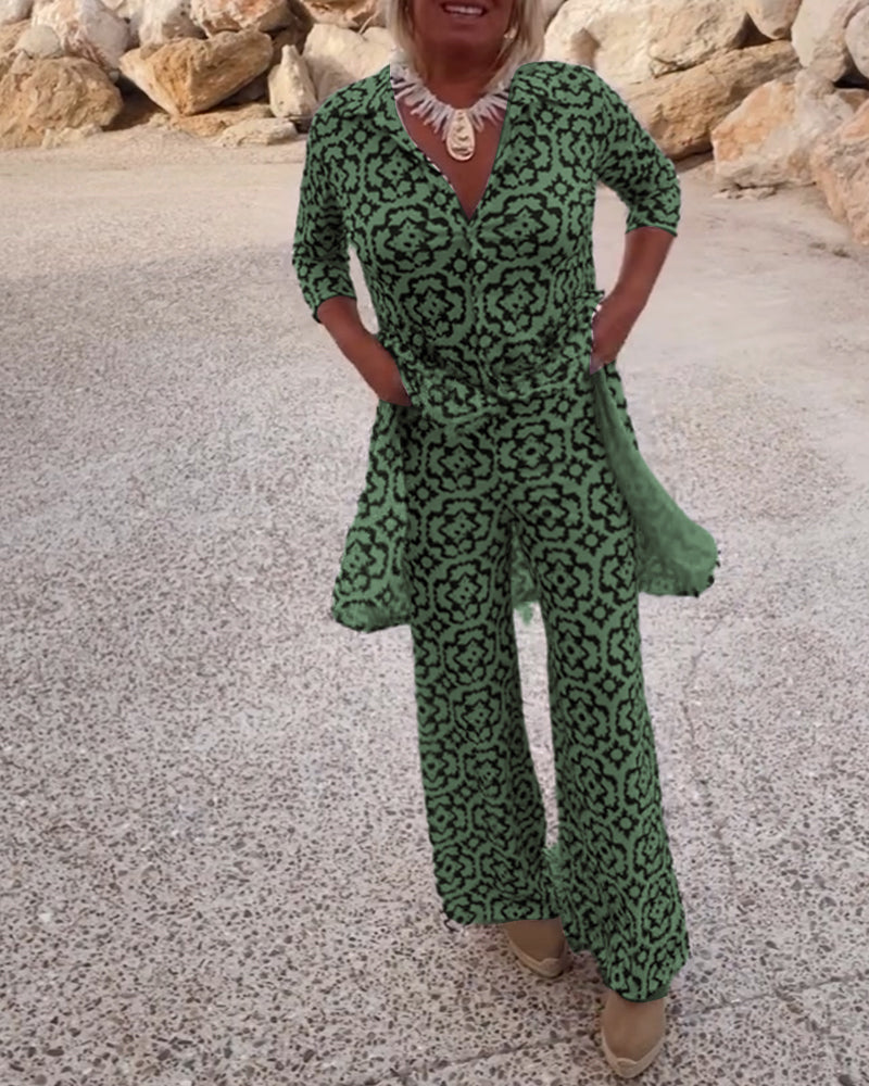 Versatile women's two-piece printed set, offering both style and comfort for any occasion.